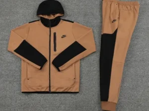 Conjunto Nike Sportswear Tech Fleece Marrom